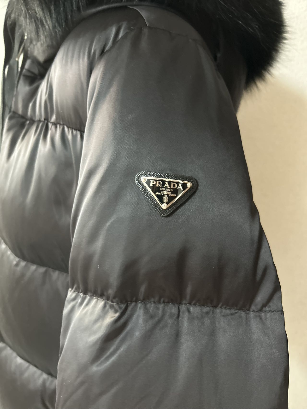 C00401 PRADA プラダ 超人気デザイン 29P117ファーフード付きダウンコート