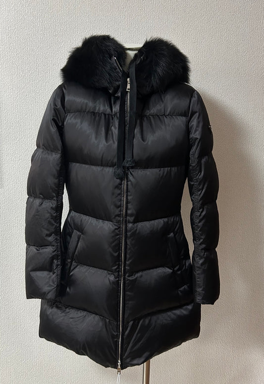 C00704 ダークネイビー PRADA プラダ 超人気デザイン 29P117ファーフード付きダウンコート