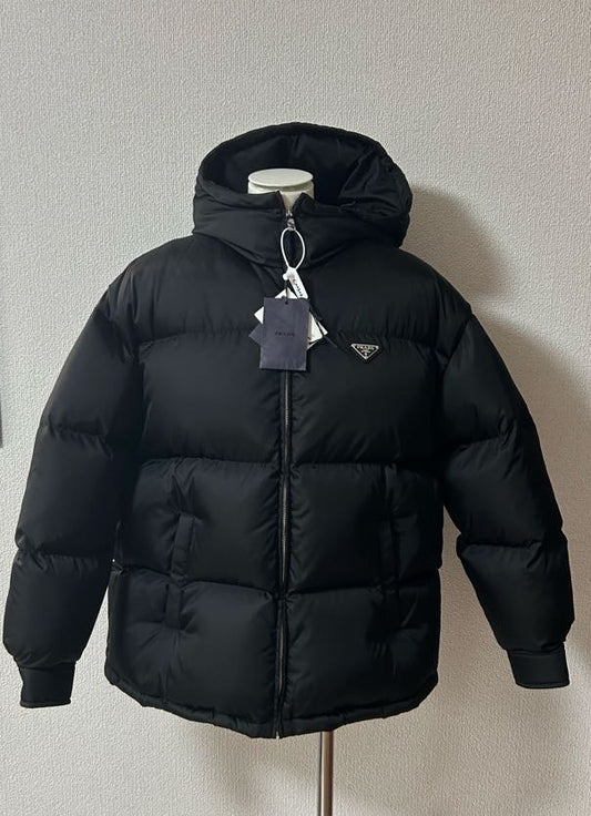 C00303 PRADA新作 RE-NYLON ダウンジャケット 292052