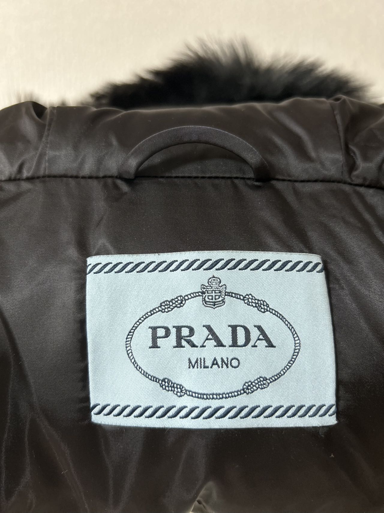 C00704 ダークネイビー　PRADA　プラダ　超人気デザイン　29P117ファーフード付きダウンコート